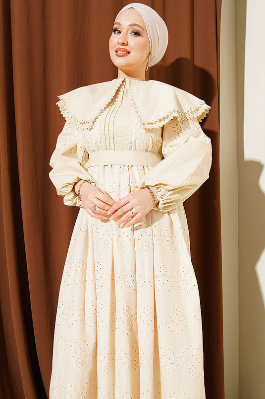 Robe beige avec col bébé brodé