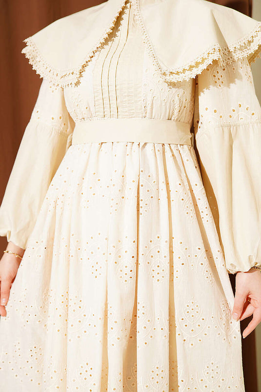 Robe beige avec col bébé brodé