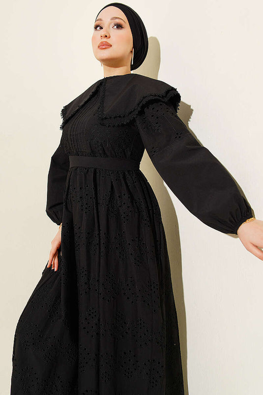 Bebe-Kragen Kleid mit Stickerei, Schwarz