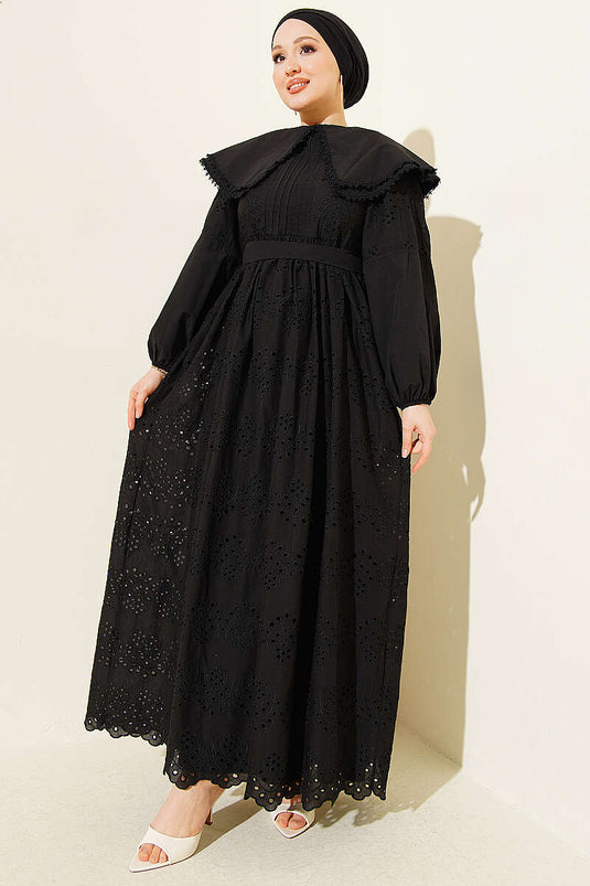 Bebe-Kragen Kleid mit Stickerei, Schwarz