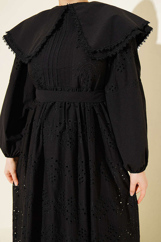 Bebe-Kragen Kleid mit Stickerei, Schwarz