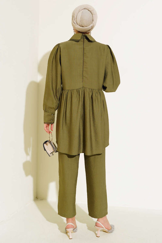 بدلة أطفال مكونة من قطعتين بتفاصيل من الدانتيل باللون الكاكي