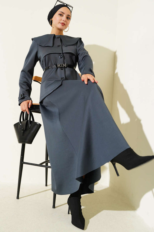 طقم من قطعتين: تنورة بياقة بيتر بان وأزرار، لون رمادي دخاني