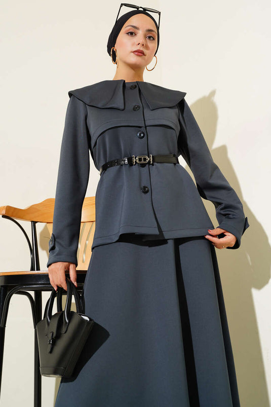 طقم من قطعتين: تنورة بياقة بيتر بان وأزرار، لون رمادي دخاني