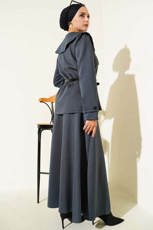 طقم من قطعتين: تنورة بياقة بيتر بان وأزرار، لون رمادي دخاني