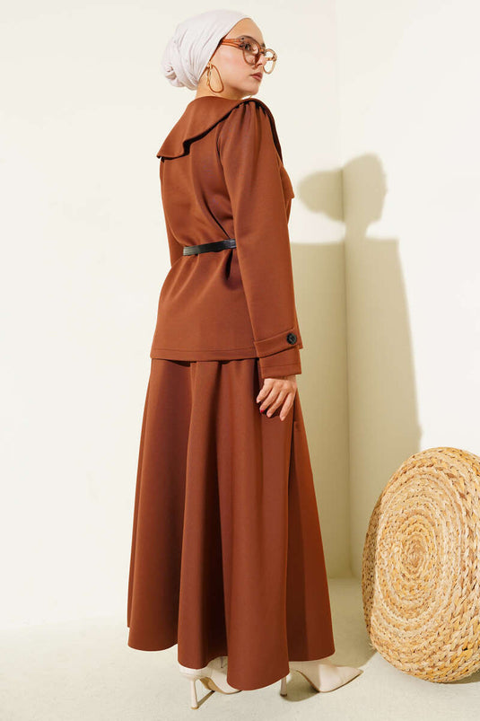 طقم تنورة من قطعتين بياقة وأزرار، لون كستنائي