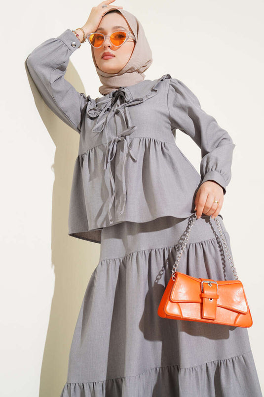 Ensemble deux pièces à jupe et col bébé, gris