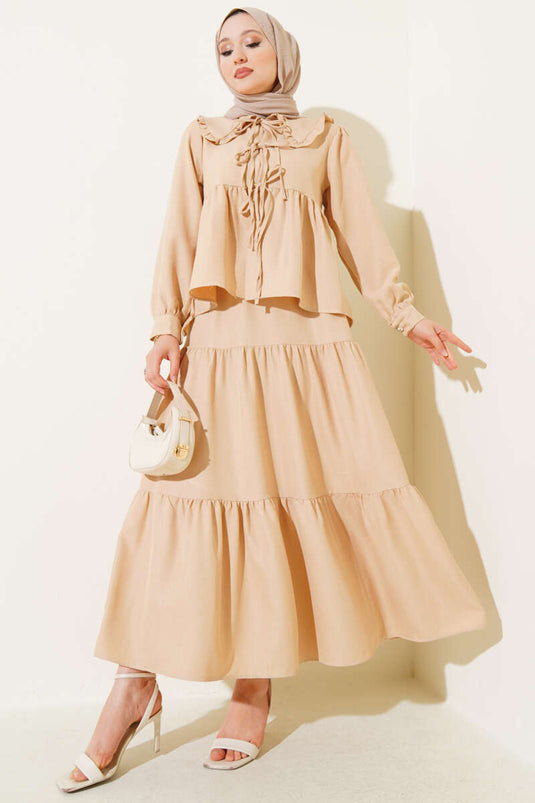 بدلة من قطعتين مع ياقة بيتر بان وتنورة مربوطة من لاتيه