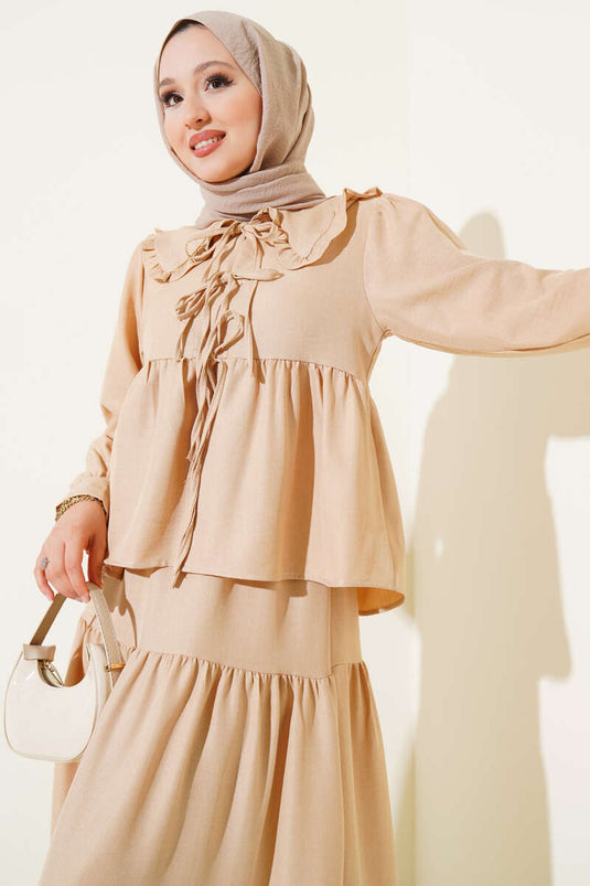 بدلة من قطعتين مع ياقة بيتر بان وتنورة مربوطة من لاتيه