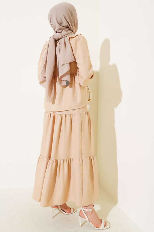 بدلة من قطعتين مع ياقة بيتر بان وتنورة مربوطة من لاتيه