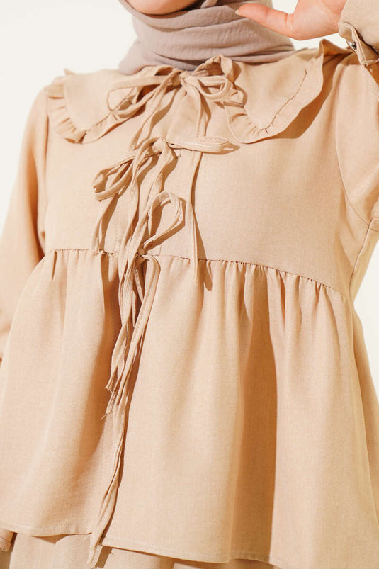 بدلة من قطعتين مع ياقة بيتر بان وتنورة مربوطة من لاتيه