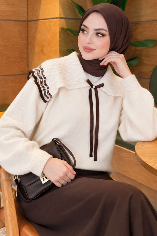 Suéter De Punto Beige Con Cuello Bebé Y Detalles De Lazo
