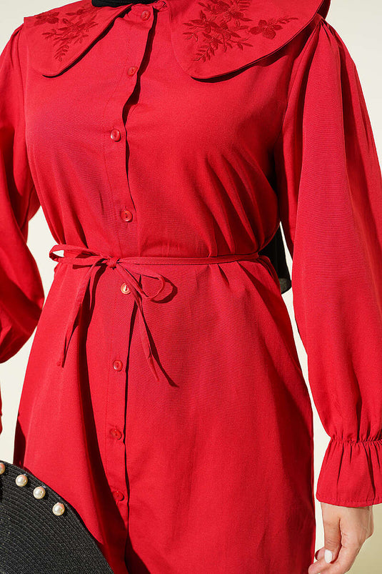 Chemise à col bébé brodée avec cordon de serrage rouge