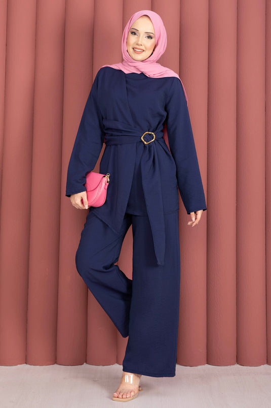 طقم بنطلون وتونيك بتفاصيل إكسسوارات بلون كحلي