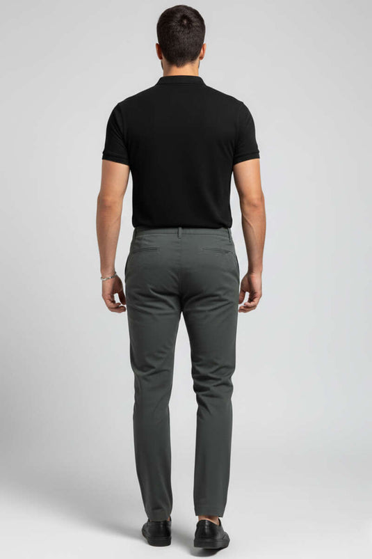 بنطال رجالي ضيق الساق بجيوب وتفاصيل رباط الحزام بلون زيتي