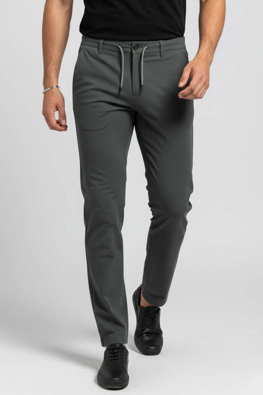 بنطال رجالي ضيق الساق بجيوب وتفاصيل رباط الحزام بلون زيتي