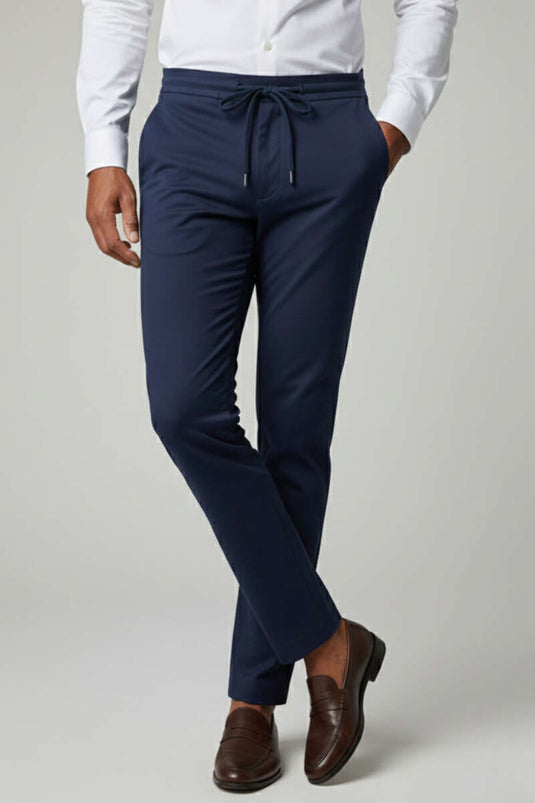 بنطال رجالي ضيق الساق بجيوب وتفاصيل رباط الحزام باللون الأزرق الداكن