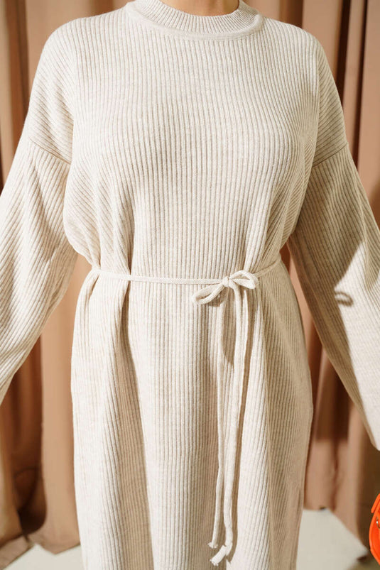 Vestido de punto beige con cuello redondo y cintura anudada