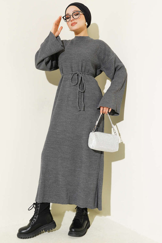 Robe en maille à col rond et ceinture gris foncé