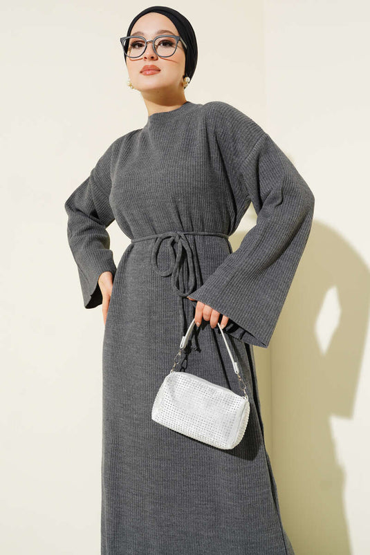Robe en maille à col rond et ceinture gris foncé