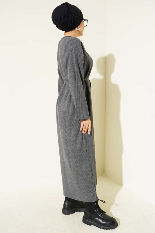 Robe en maille à col rond et ceinture gris foncé