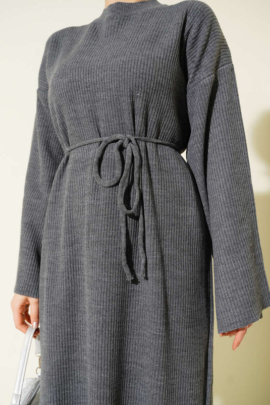Robe en maille à col rond et ceinture gris foncé