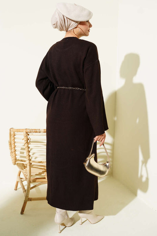 Robe en maille marron à col rond et taille nouée