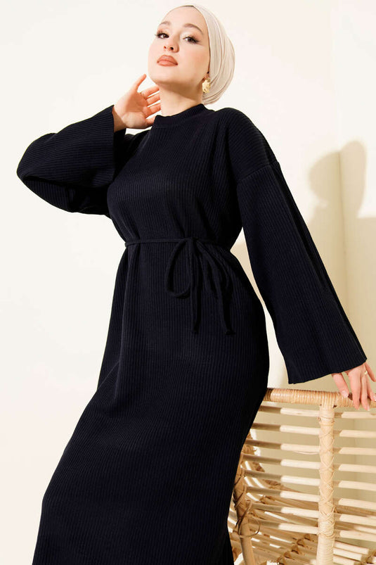 فستان محبوك أزرق داكن بياقة دائرية وحزام