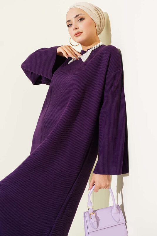 Robe en maille violette à col rond et ceinture