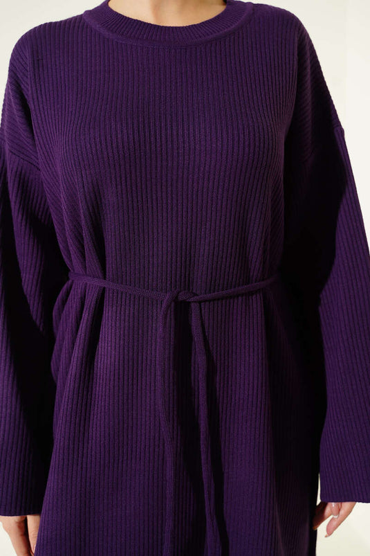 Robe en maille violette à col rond et ceinture