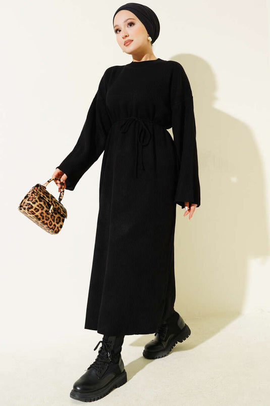 Schwarzes Strickkleid Mit Gürtel Und Rundhalsausschnitt