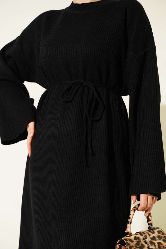 Schwarzes Strickkleid Mit Gürtel Und Rundhalsausschnitt