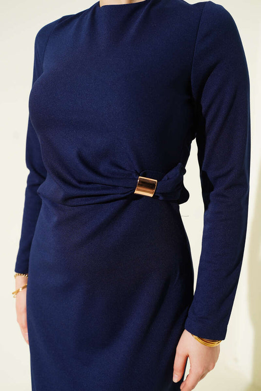 فستان سهرة بتفاصيل طيات بلون أزرق كحلي