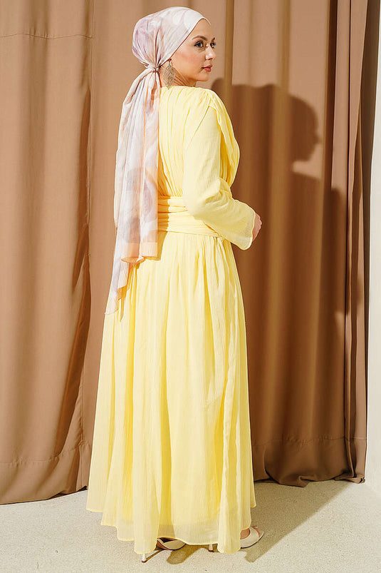 Robe jaune avec détail froncé élégant