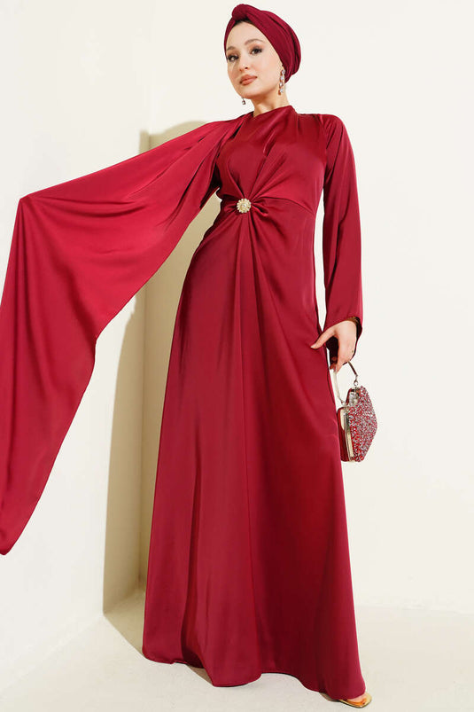 Robe de soirée en satin bordeaux, froncée à la taille.