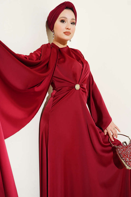 Robe de soirée en satin bordeaux, froncée à la taille.