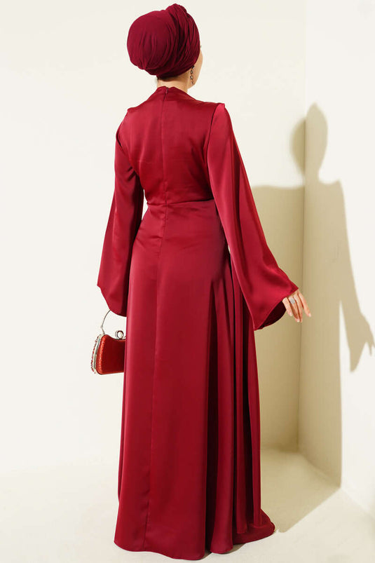 Robe de soirée en satin bordeaux, froncée à la taille.