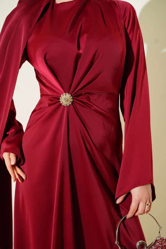 Robe de soirée en satin bordeaux, froncée à la taille.