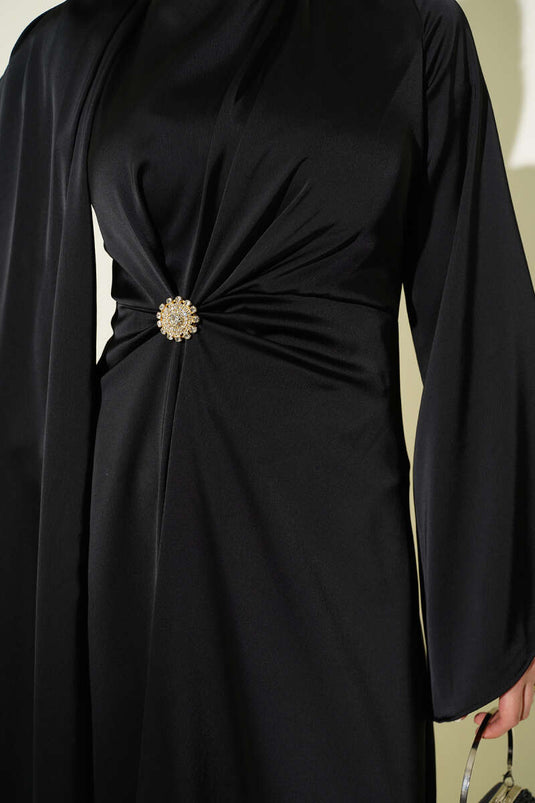 Robe de soirée en satin noir avec détail froncé à la taille.