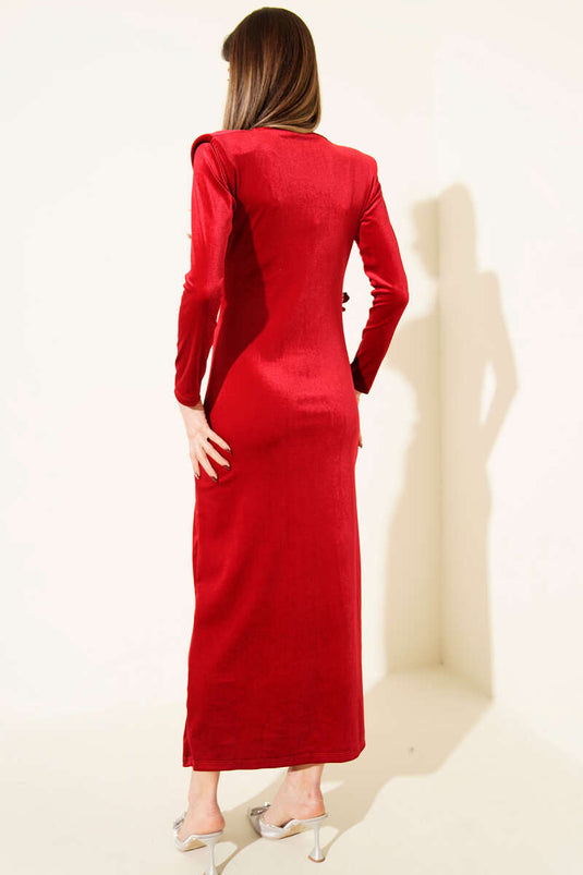 فستان مخملي بتفاصيل عند الخصر وفتحة رقبة على شكل حرف V، لون عنابي