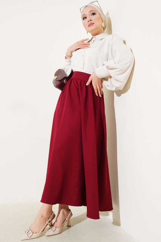 تنورة واسعة بجيوب وسحاب على الخصر باللون الأحمر الداكن