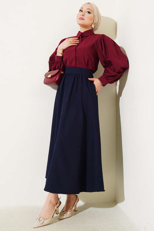 تنورة واسعة بجيوب وسحاب على الخصر باللون الأزرق الداكن