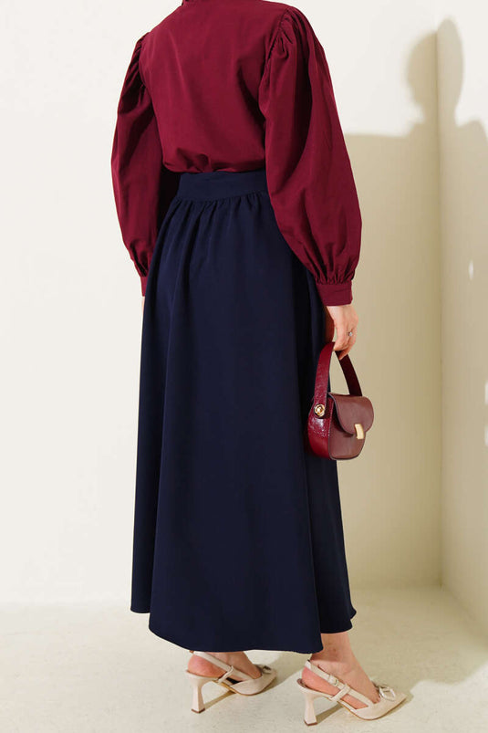 تنورة واسعة بجيوب وسحاب على الخصر باللون الأزرق الداكن