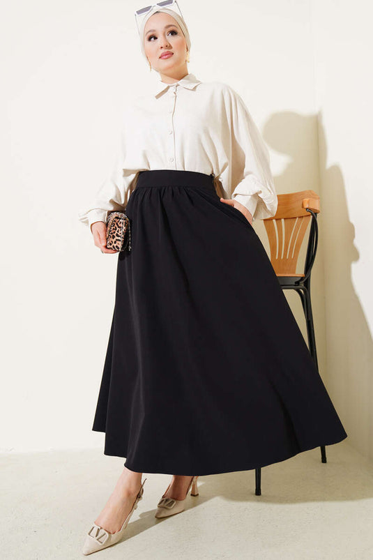 تنورة واسعة بجيوب وسحاب على الخصر باللون الأسود