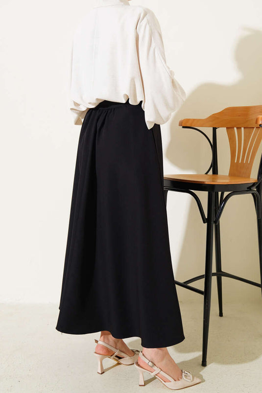 تنورة واسعة بجيوب وسحاب على الخصر باللون الأسود