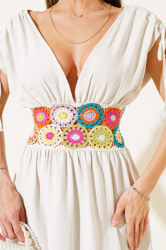 فستان بيج بدون أكمام برباط على الخصر وفتحة رقبة على شكل حرف V