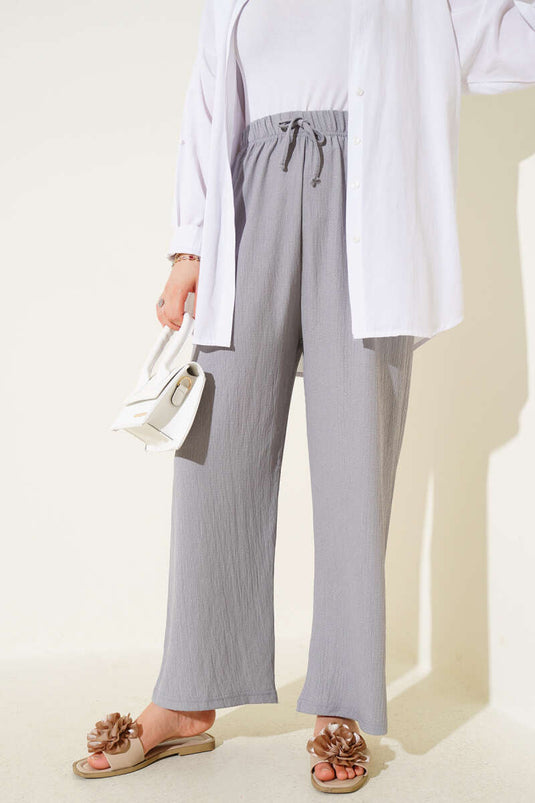 Pantalon en crêpe gris avec détails en cordelette à la taille
