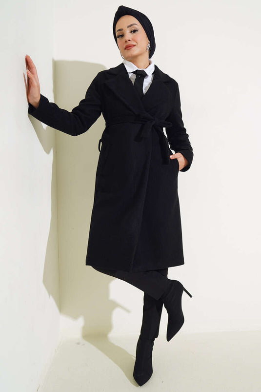 معطف كاشة مُبطَّن بحزام على الخصر باللون الأسود