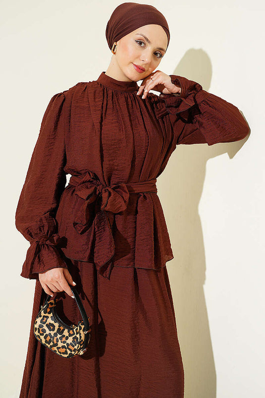 طقم مزدوج بتنانير بحزام جلدي بلون القهوة من موضة الحجاب المحتشمة
