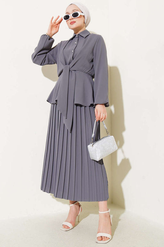 بدلة تنورة مطوية مربوطة بخصر مطاطي باللون الرمادي